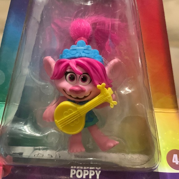 DreamWorks Trolls World Tour Poppy Troll Doll Hasbro 2019 Pink Hair Ukulele New - Picture 2 of 7